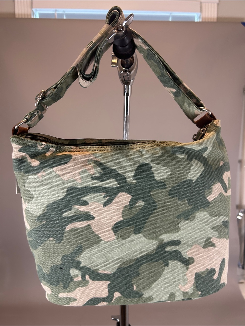 Time and Tru Green Camo Shoulder Bag with Brown Leather Trim NWT 4 Compartments - Picture 5 of 10